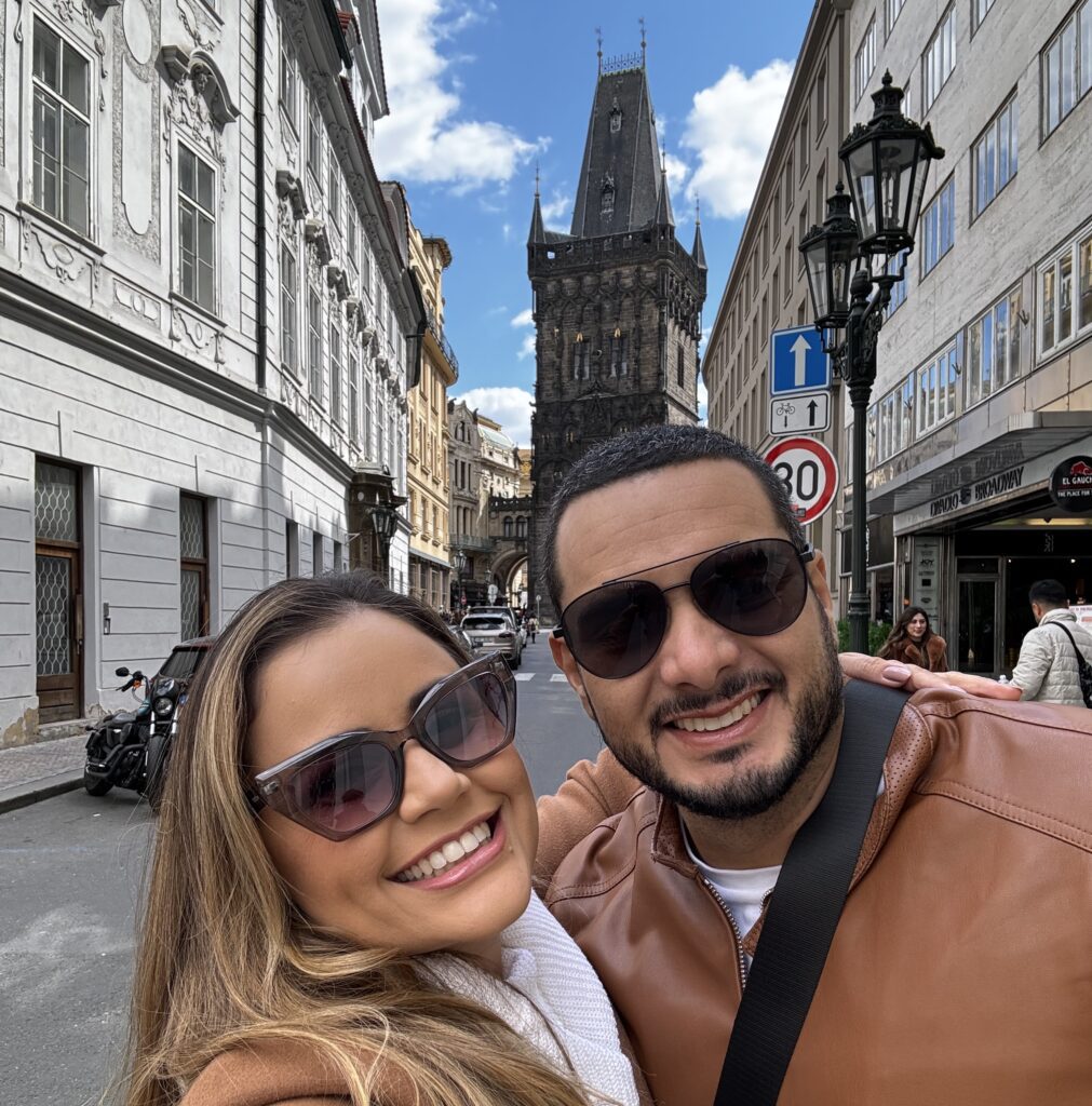 Casal feliz em selfie nem Praga, República Checa  como fazer open jaw