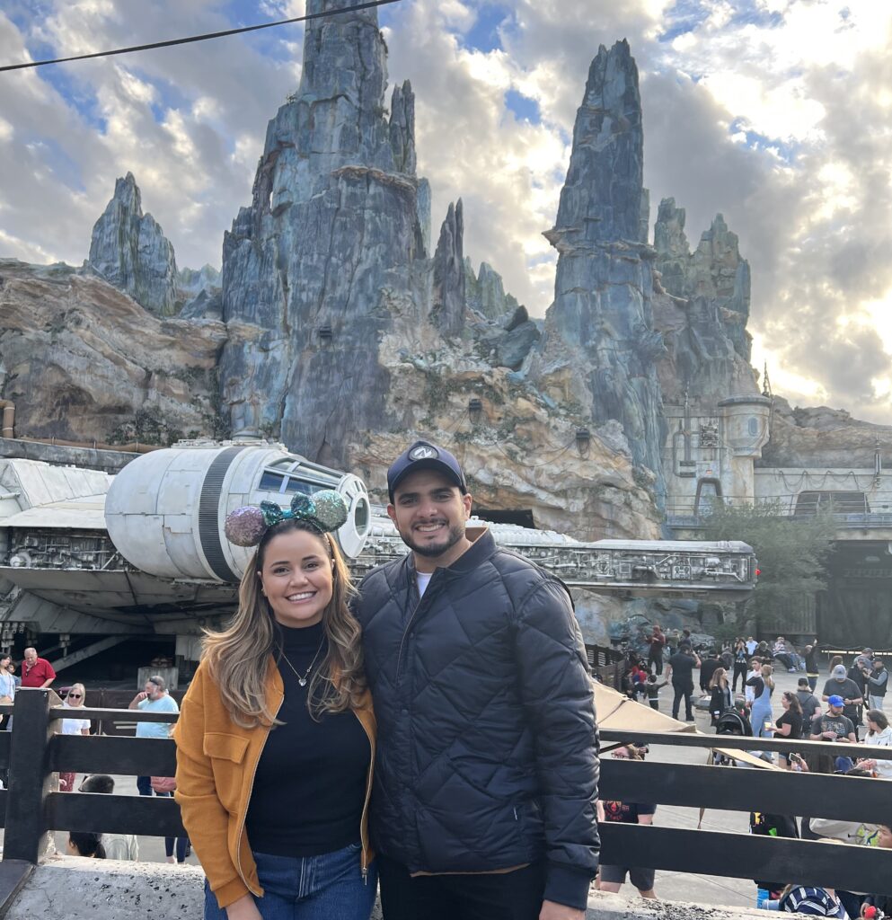 casal sorrindo em parque da Disney  Viagem para a Disney