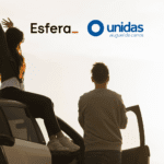 A imagem mostra duas pessoas próximas a um carro, uma delas está sentada na janela com os braços levantados, enquanto a outra está em pé ao lado da porta aberta. No canto superior direito, há os logotipos das empresas "Esfera" e "Unidas aluguel de carros". A cena está iluminada pelo sol, sugerindo um momento de lazer ou viagem. Ganhe 5 pontos Esfera com Unidas.