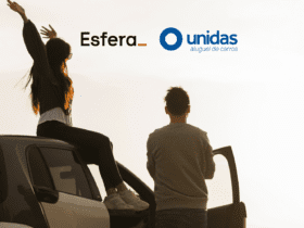 A imagem mostra duas pessoas próximas a um carro, uma delas está sentada na janela com os braços levantados, enquanto a outra está em pé ao lado da porta aberta. No canto superior direito, há os logotipos das empresas "Esfera" e "Unidas aluguel de carros". A cena está iluminada pelo sol, sugerindo um momento de lazer ou viagem. Ganhe 5 pontos Esfera com Unidas.