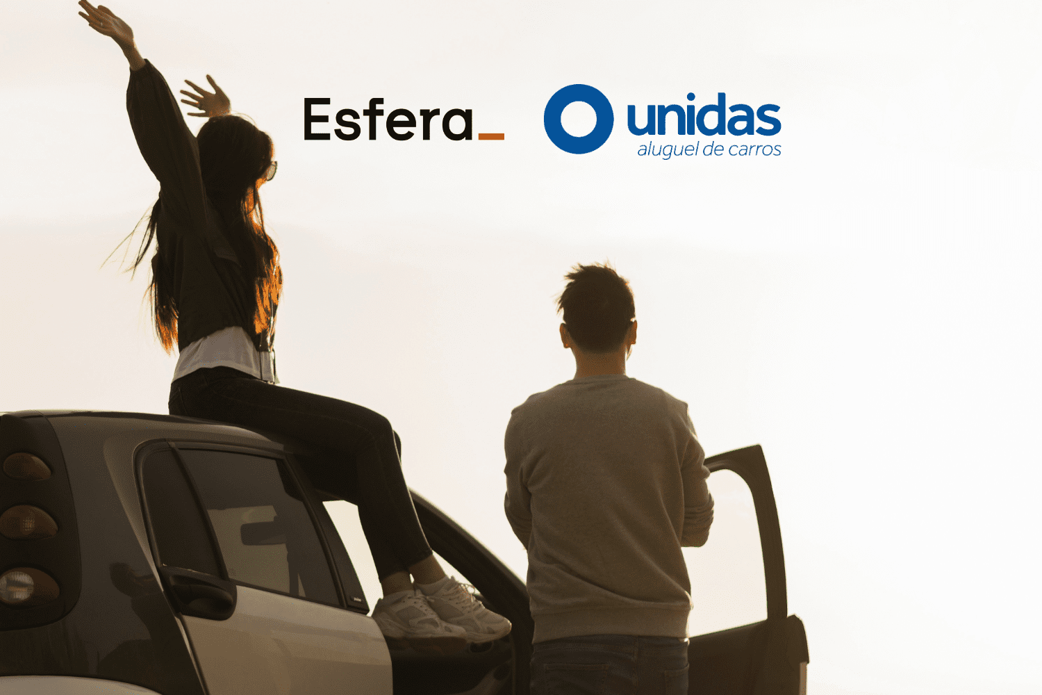A imagem mostra duas pessoas próximas a um carro, uma delas está sentada na janela com os braços levantados, enquanto a outra está em pé ao lado da porta aberta. No canto superior direito, há os logotipos das empresas "Esfera" e "Unidas aluguel de carros". A cena está iluminada pelo sol, sugerindo um momento de lazer ou viagem. Ganhe 5 pontos Esfera com Unidas.