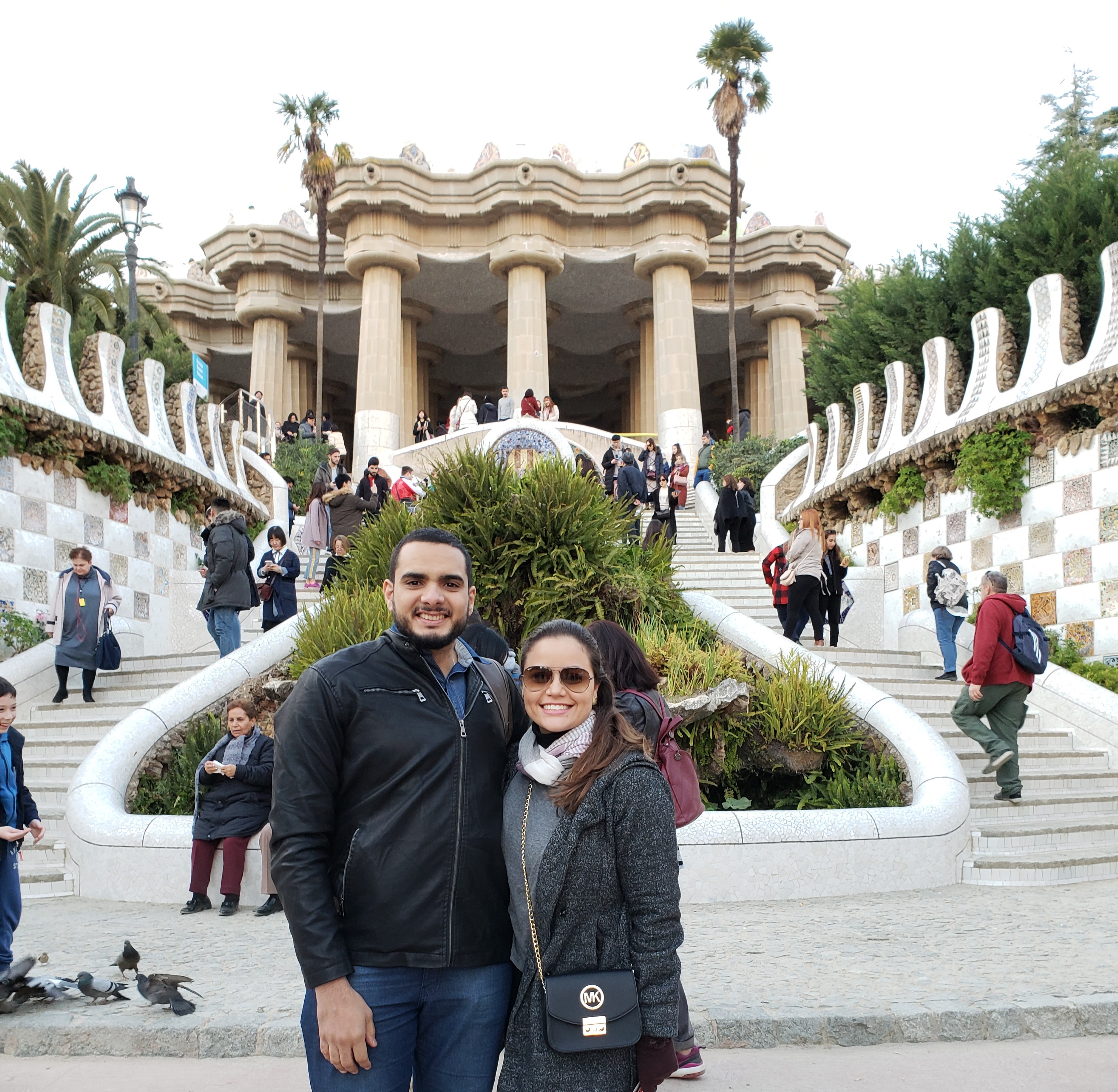 Casal sorrindo para a câmera na Espanha Como viajar pela Europa utilizando milhas aéreas