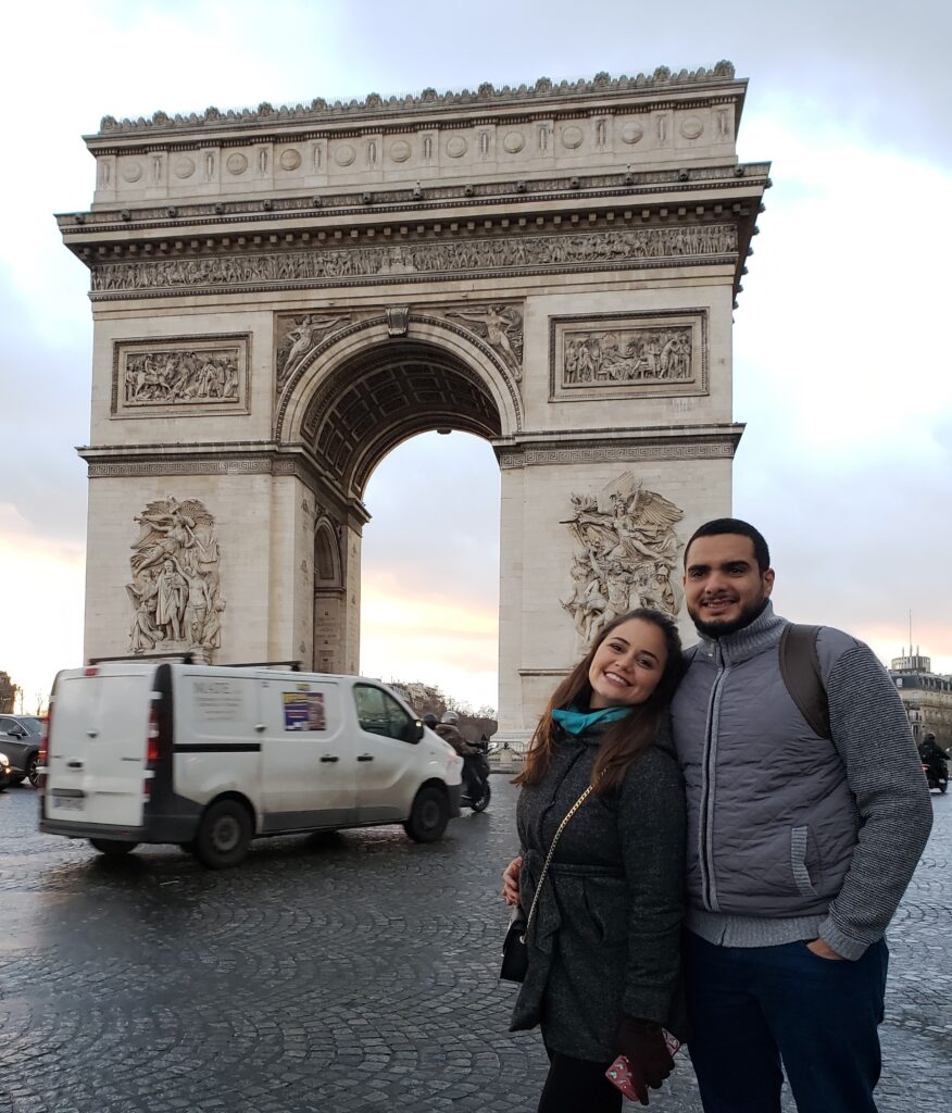 Casal sorrindo olhando para a câmera na França Como viajar pela Europa utilizando milhas aéreas