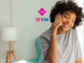 Imagem de uma pessoa sorrindo enquanto fala ao telefone, com os logotipos da Livelo e da TIM em destaque no centro. A pessoa está em um ambiente interno, iluminado e acolhedor. Ganhe até 10 pontos Livelo por real com a TIM.
