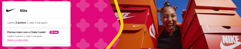 ´Ganhe até 5 pontos Livelo com a Nike; Imagem promocional da parceria entre Nike e Livelo. À esquerda, um quadro informa que é possível ganhar 2 pontos Livelo a cada 1 real gasto em compras na Nike, com a opção de pontuar mais ao aderir ao Clube Livelo, ganhando 5 pontos por real gasto. À direita, uma pessoa sorridente está rodeada por caixas de sapatos Nike, sugerindo a satisfação de adquirir produtos da marca. O fundo é rosa vibrante com padrões de cruzes, reforçando a identidade visual da Livelo;