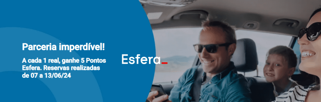 A imagem promove uma parceria da Esfera com uma oferta imperdível: "A cada 1 real, ganhe 5 Pontos Esfera. Reservas realizadas de 07 a 13/06/24". O lado esquerdo apresenta o texto sobre um fundo azul com o logotipo da Esfera. No lado direito, há uma foto de uma família sorridente dentro de um carro, sugerindo uma viagem agradável.