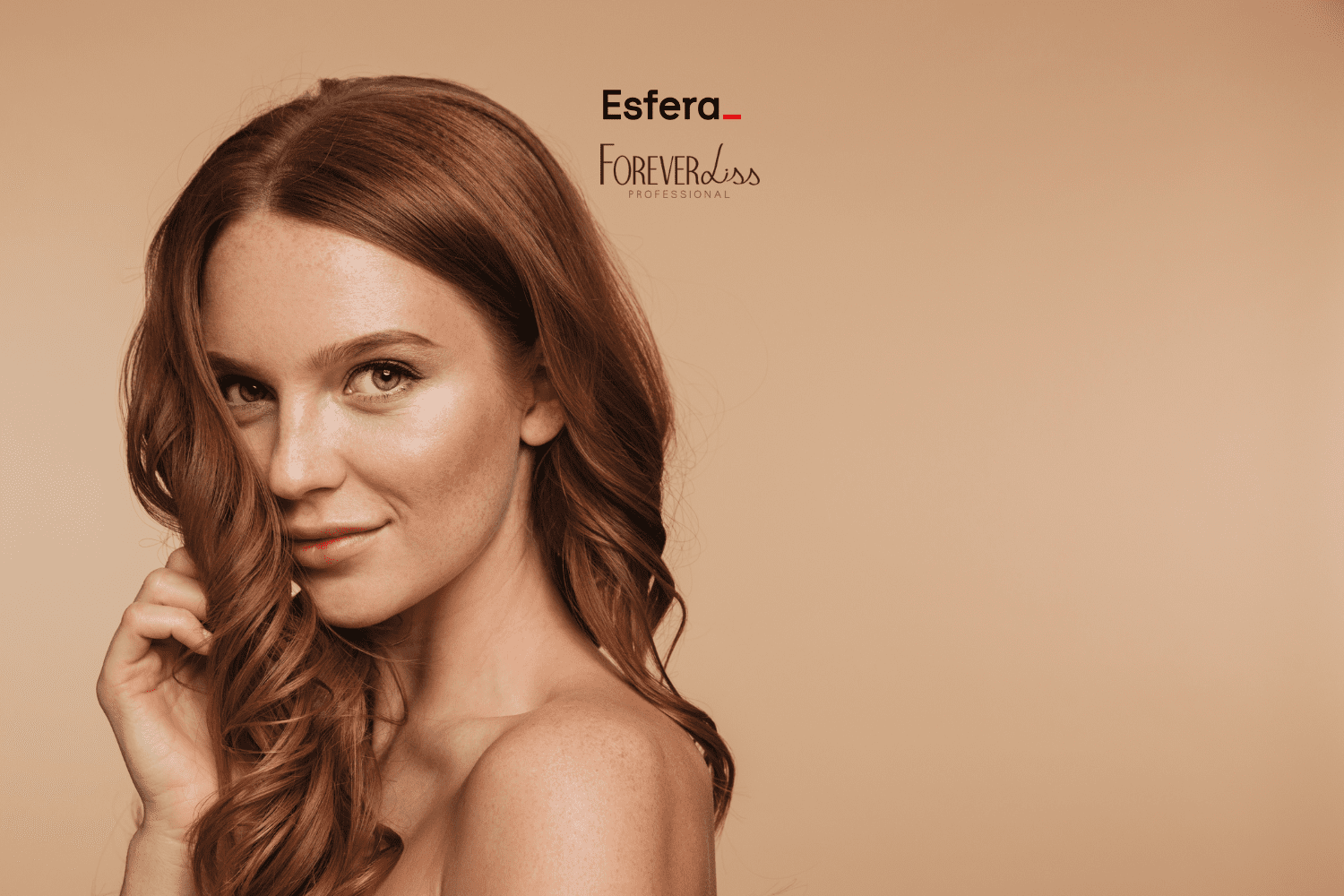 Imagem de uma mulher com cabelo ruivo ondulado em um fundo bege. Ela está sorrindo levemente, olhando para a câmera, e segurando uma mecha do cabelo com a mão direita. Sua pele está iluminada e ela usa maquiagem discreta. No centro superior da imagem, estão os logos da Esfera e da Forever Liss, sugerindo uma parceria entre as marcas.