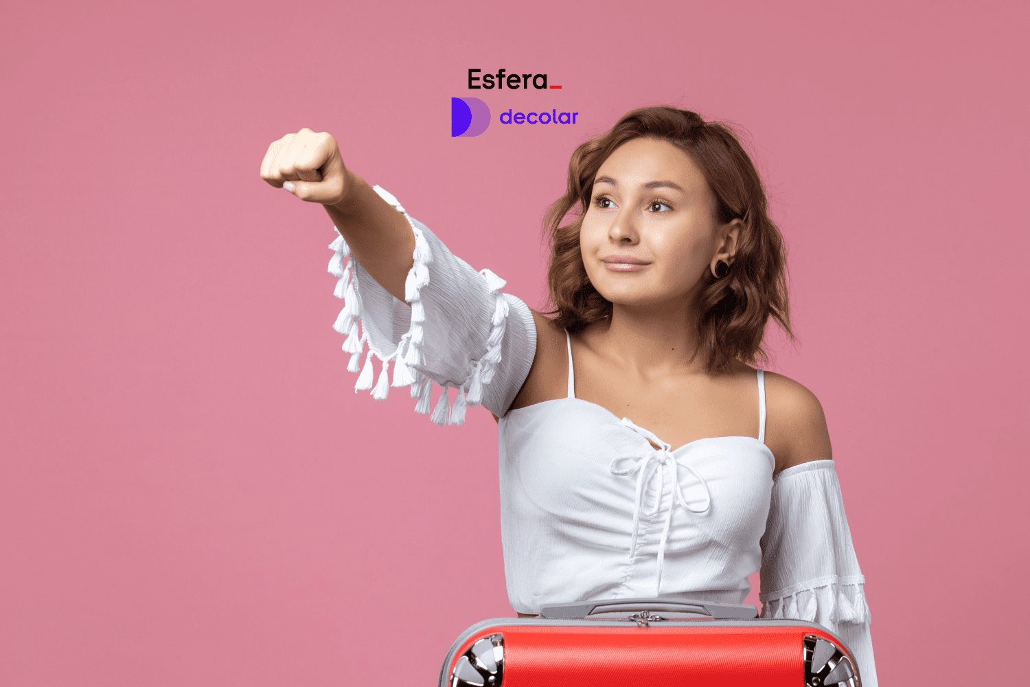 Imagem de uma jovem mulher em um fundo rosa, vestindo uma blusa branca de mangas compridas com detalhes de franjas. Ela está com o braço direito estendido para cima, como se estivesse imitando o voo do Superman. Em frente a ela, há uma mala vermelha. A expressão dela é confiante e alegre. No centro superior da imagem, estão os logos da Esfera e Decolar, sugerindo uma parceria entre as marcas.