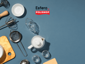 Imagem de utensílios de cozinha dispostos sobre uma superfície azul. Entre os itens visíveis estão um batedor manual, uma tábua de corte de madeira, um coador de metal, uma pequena jarra de vidro, uma batedeira manual, várias tigelas brancas, uma garrafa de vidro e uma chaleira branca. No canto superior direito, os logotipos da Esfera e da Polishop estão presentes, indicando uma parceria entre as duas marcas