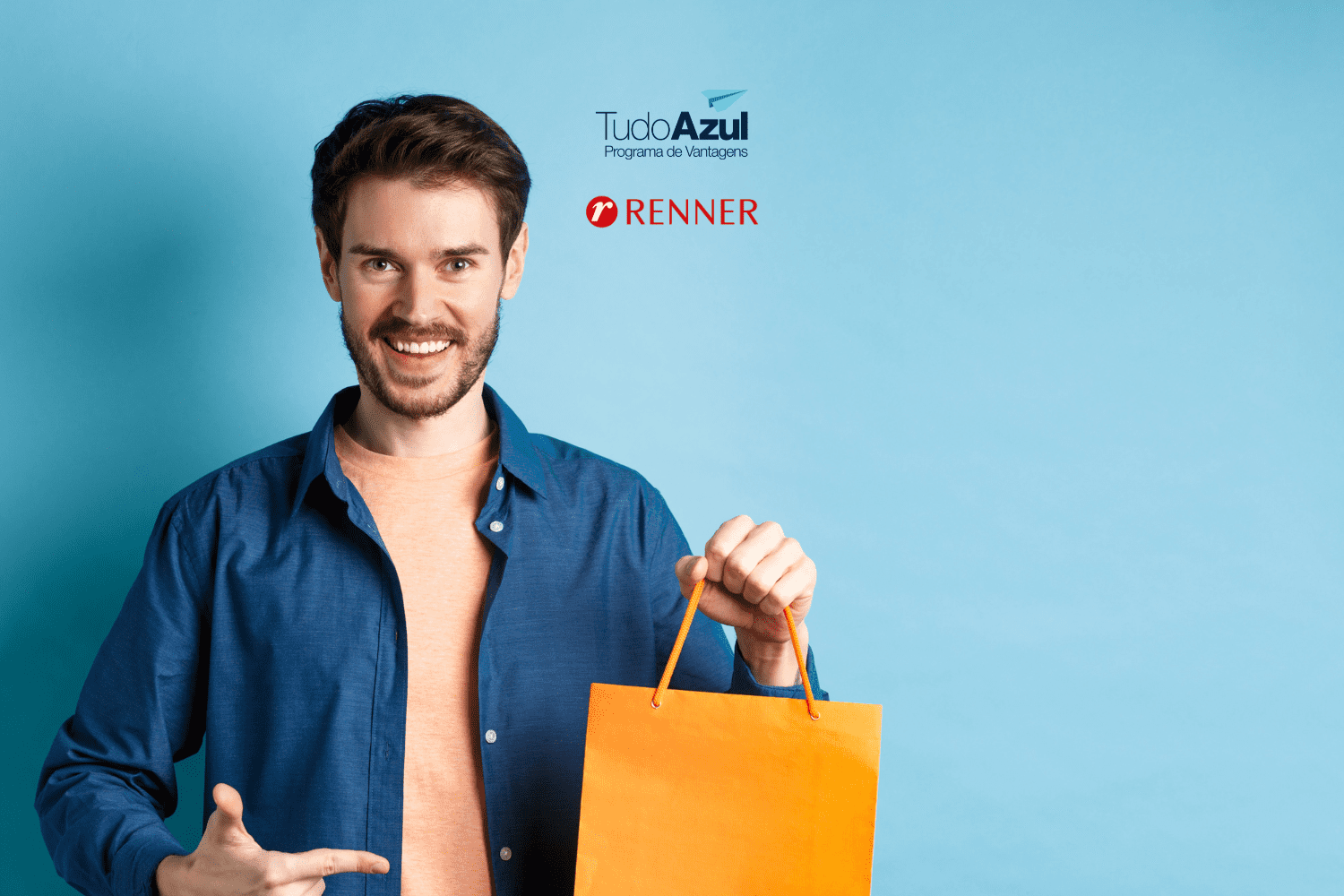 Um homem jovem e sorridente, com barba e cabelos castanhos curtos, está segurando uma sacola de compras laranja com uma mão enquanto aponta para ela com a outra mão. Ele veste uma camisa azul por cima de uma camiseta laranja clara. O fundo é de cor azul claro. Acima do homem, estão os logos do "TudoAzul Programa de Vantagens" e da "Renner".
