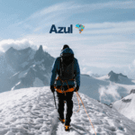 Pessoa vestida para alpinismo caminhando em uma montanha coberta de neve, com picos ao fundo. No céu, o logo da Azul, sugerindo uma conexão com viagens e aventura. Ganhe até 90% de bônus Azul.