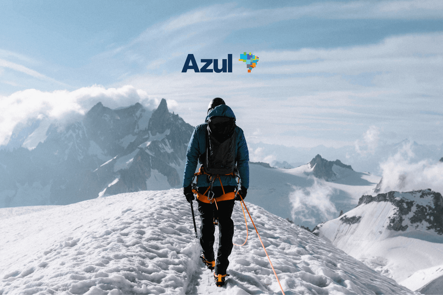 Pessoa vestida para alpinismo caminhando em uma montanha coberta de neve, com picos ao fundo. No céu, o logo da Azul, sugerindo uma conexão com viagens e aventura. Ganhe até 90% de bônus Azul.