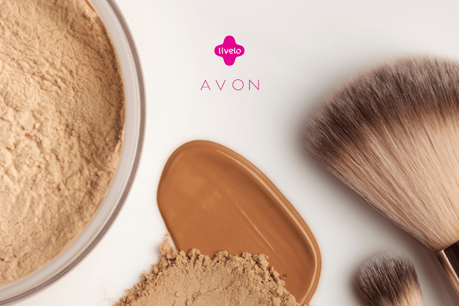 Imagem de maquiagem com um pote de pó facial bege à esquerda, uma base líquida marrom clara espalhada no centro, e dois pincéis de maquiagem à direita. Os logotipos da Livelo e da Avon estão no topo, em destaque sobre um fundo branco.