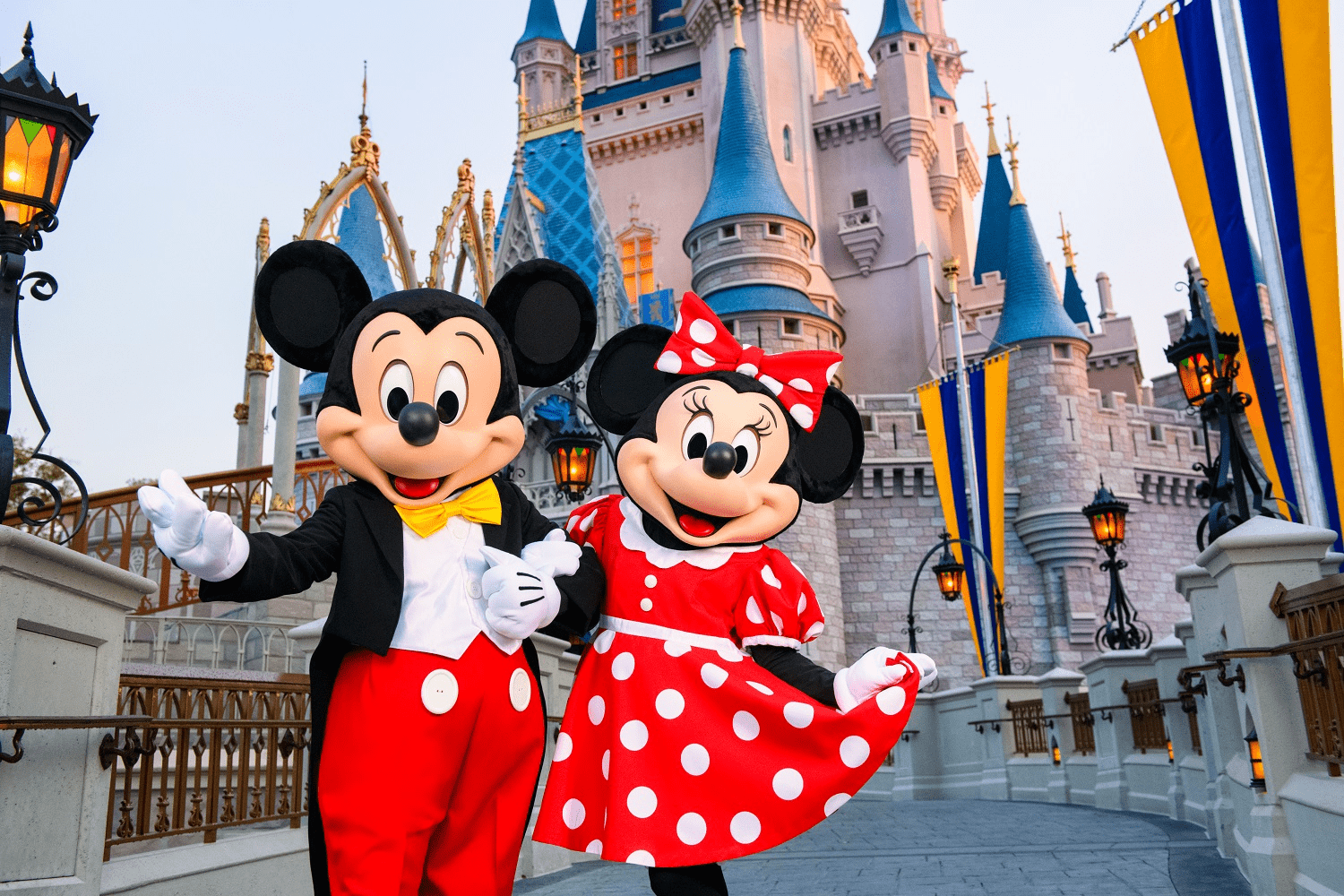 Onde fica a Disney Conheça os parques mágicos ao redor do mundo
