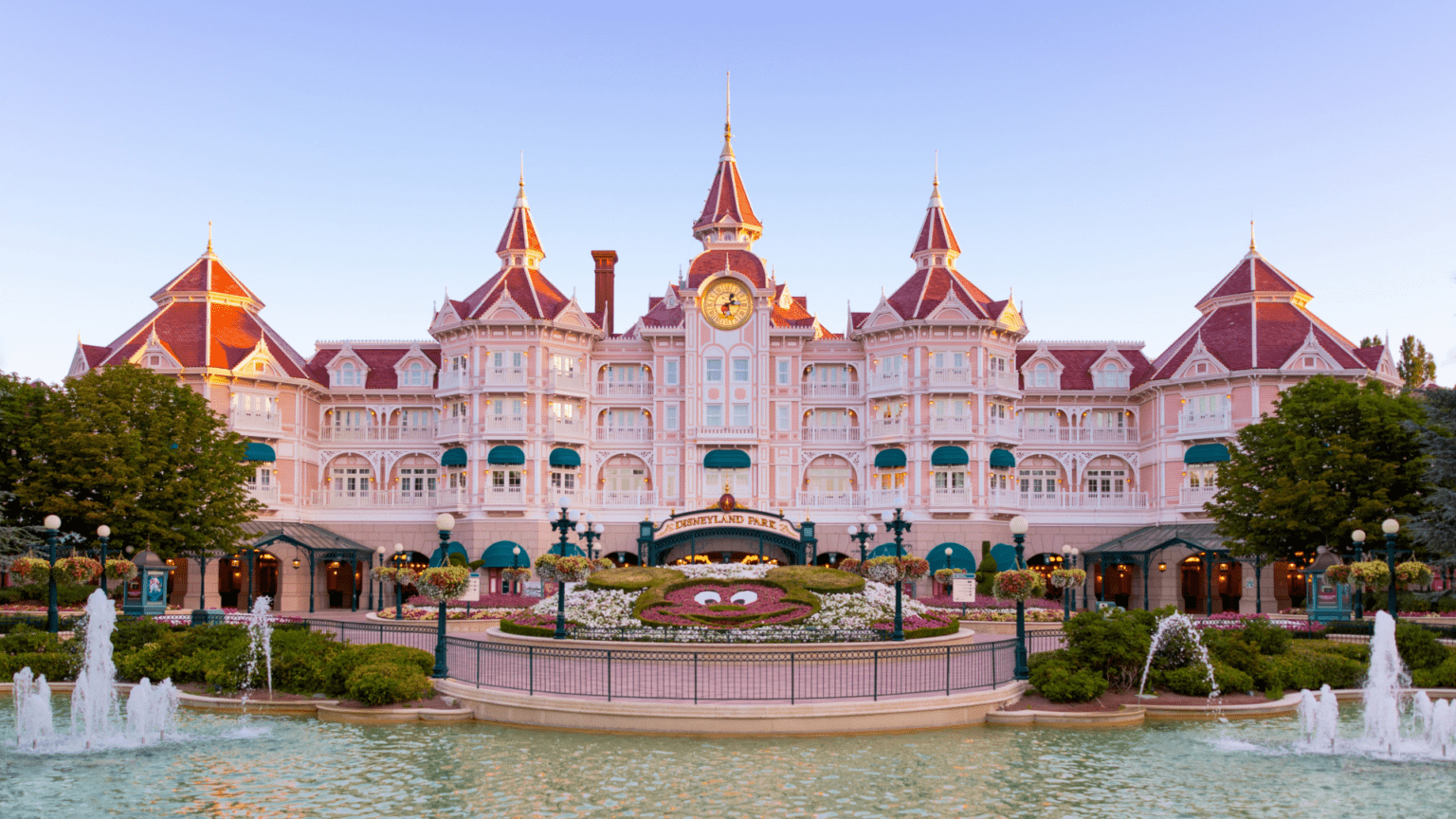 Onde fica a Disney? Conheça os parques mágicos ao redor do mundo ...