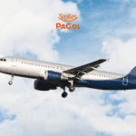 Um avião comercial de fuselagem azul e prata voa em meio ao céu azul com algumas nuvens brancas. Acima do avião, está o logo laranja da Smiles PaGol, indicando uma parceria ou promoção relacionada a viagens aéreas. A imagem transmite a sensação de liberdade e aventura associada a voar.