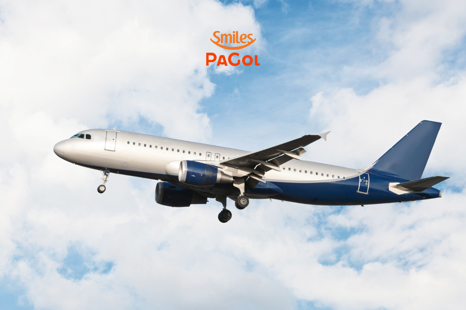 Um avião comercial de fuselagem azul e prata voa em meio ao céu azul com algumas nuvens brancas. Acima do avião, está o logo laranja da Smiles PaGol, indicando uma parceria ou promoção relacionada a viagens aéreas. A imagem transmite a sensação de liberdade e aventura associada a voar.