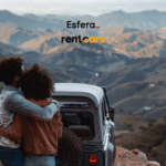 Casal de costas, abraçado, olhando para uma paisagem montanhosa enquanto está ao lado de um carro estacionado. Acima deles, estão os logos da Esfera e da Rentcars,