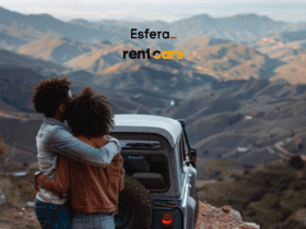 Casal de costas, abraçado, olhando para uma paisagem montanhosa enquanto está ao lado de um carro estacionado. Acima deles, estão os logos da Esfera e da Rentcars,