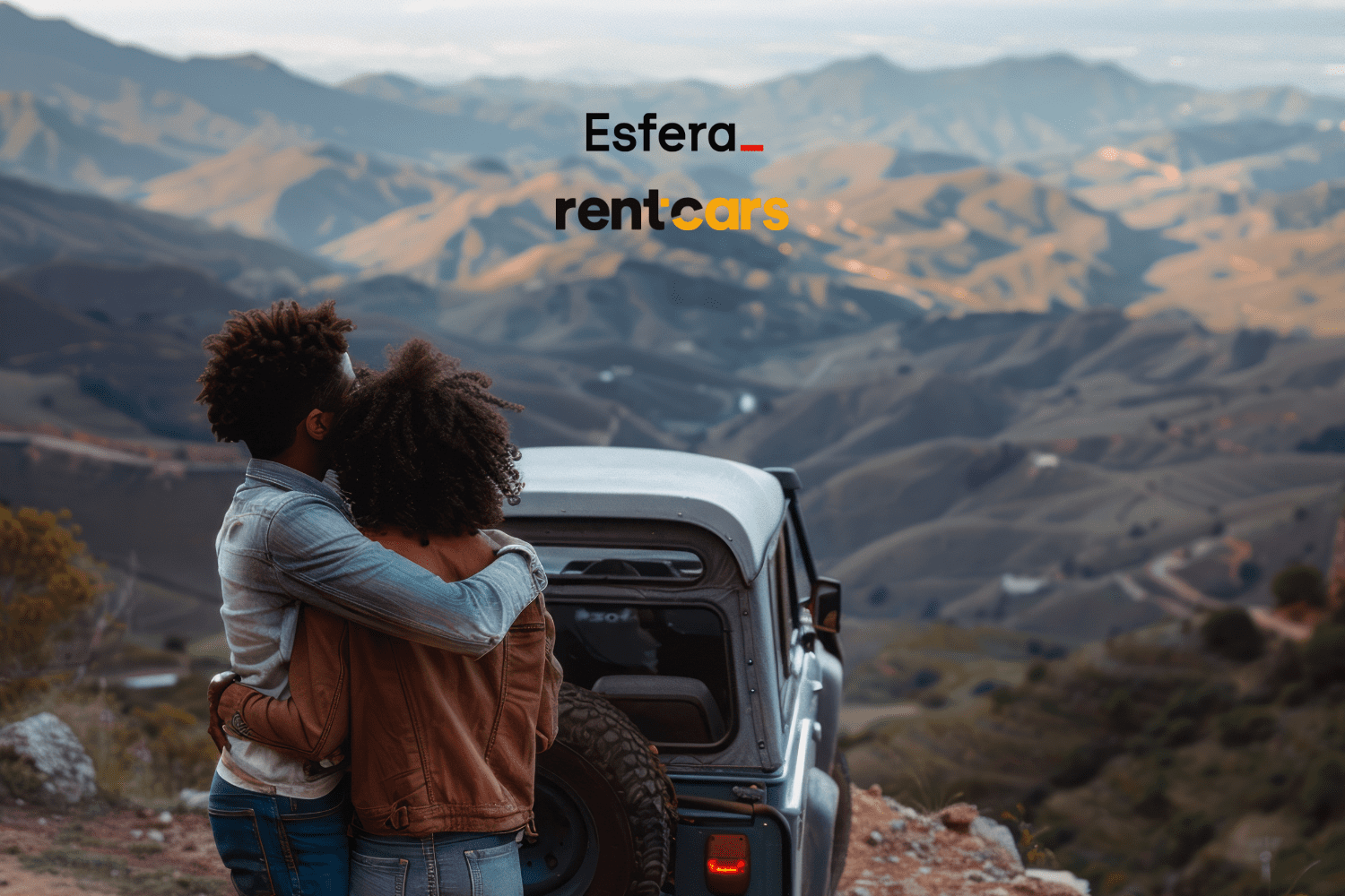 Casal de costas, abraçado, olhando para uma paisagem montanhosa enquanto está ao lado de um carro estacionado. Acima deles, estão os logos da Esfera e da Rentcars,