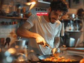 Homem sorridente cozinhando em uma cozinha bem iluminada, mexendo ingredientes em uma frigideira. Acima dele, estão os logos da Esfera e da Polishop, indicando uma parceria voltada para produtos de cozinha e utensílios domésticos.