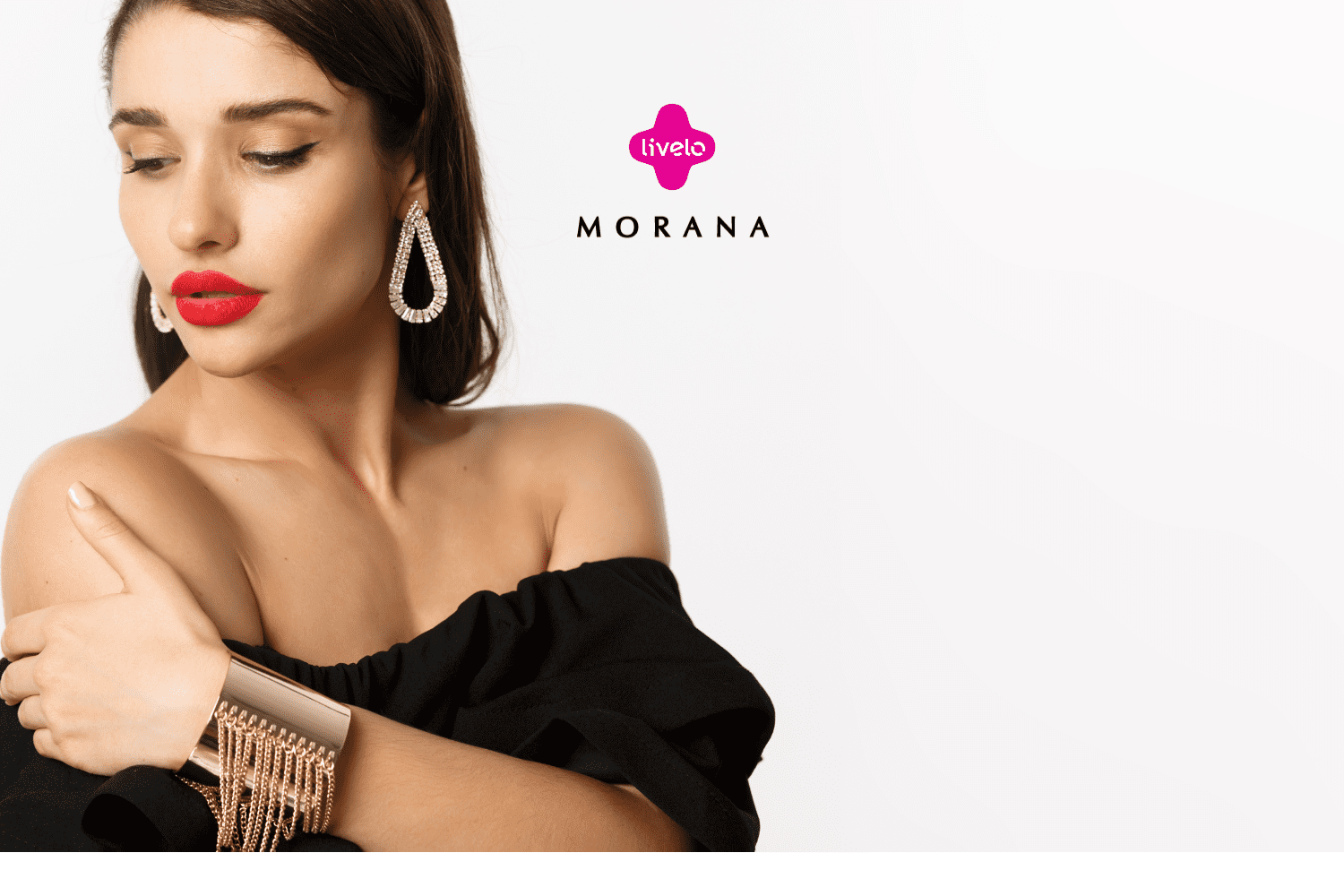 Mulher elegante com batom vermelho, usando brincos e pulseira dourados, vestida com um top preto de ombro a ombro. Ela olha para baixo, destacando os acessórios. Acima dela, estão os logos da Livelo e da Morana, sugerindo uma parceria de moda e joias.