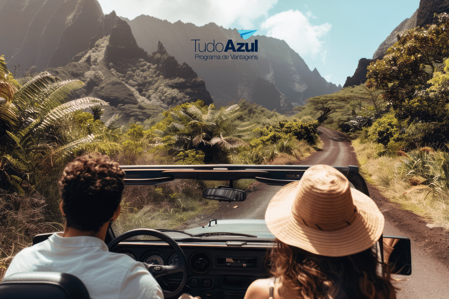 Casal dirigindo em um conversível por uma estrada cercada por vegetação exuberante e montanhas ao fundo. Acima deles, está o logo do programa de vantagens TudoAzul, sugerindo uma viagem cheia de aventuras e descobertas.