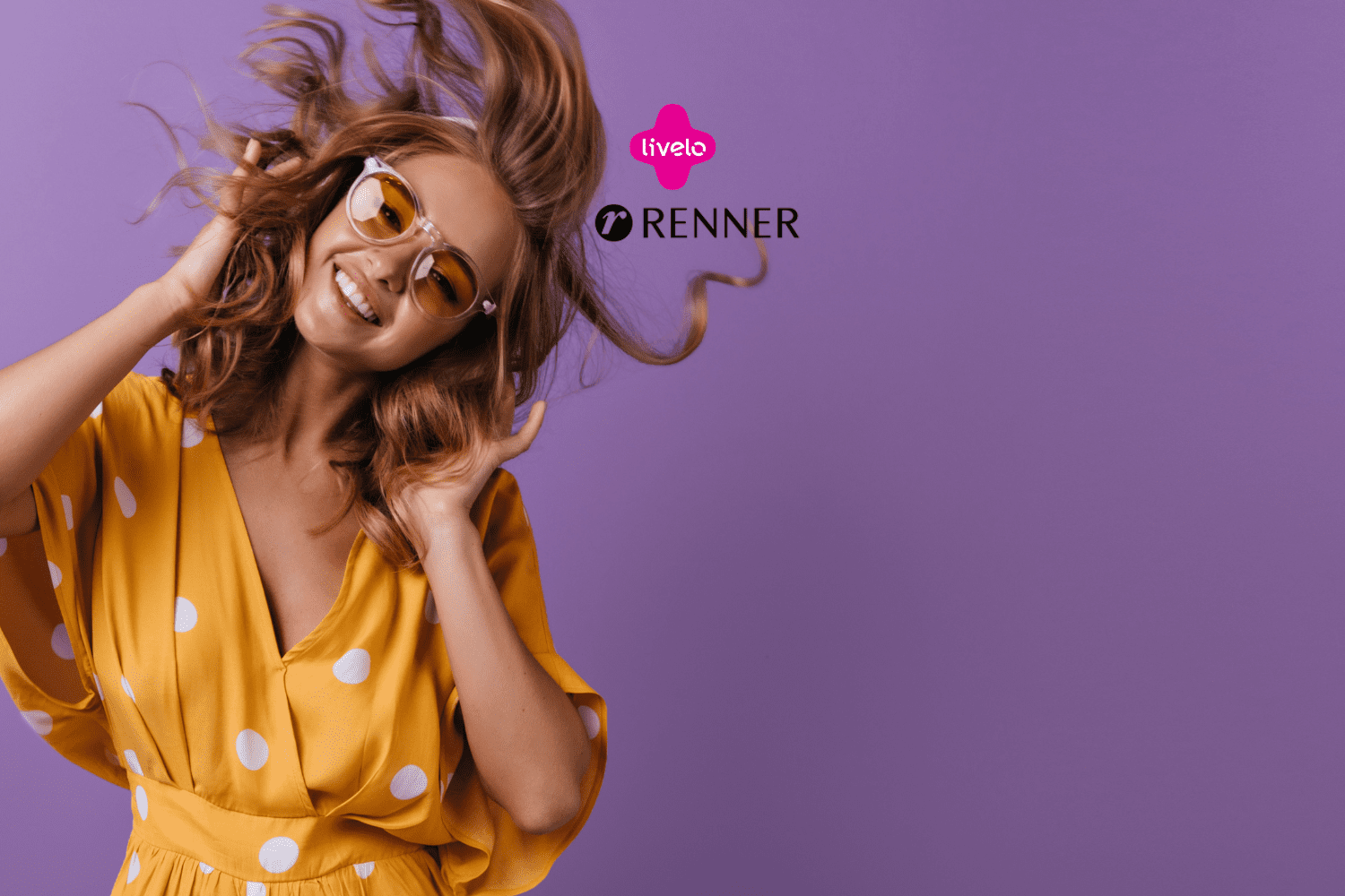 Mulher sorridente usando óculos de sol e vestido amarelo com bolinhas brancas, balançando o cabelo contra um fundo roxo. Acima, estão os logos da Livelo e da Renner.
