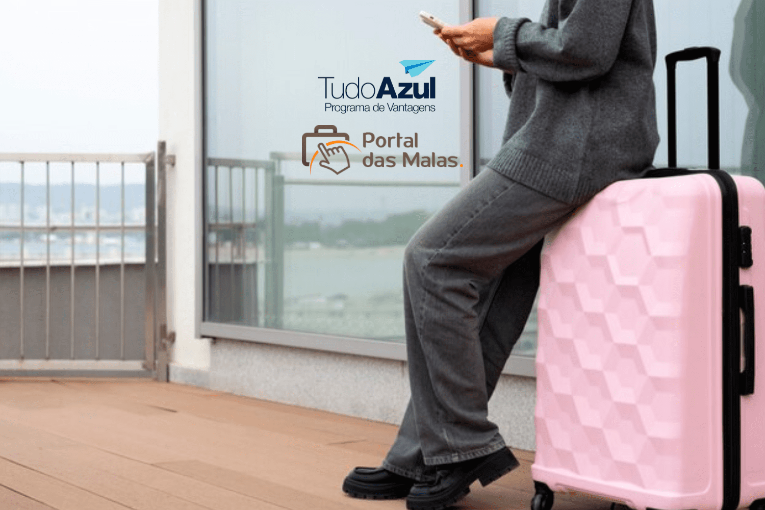 Pessoa encostada em uma mala rosa, segurando um celular, com uma varanda ao fundo. No canto superior esquerdo da imagem, estão as logos do programa de vantagens "TudoAzul" e "Portal das Malas".