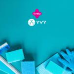 Itens de limpeza, incluindo luvas, esponjas e escova, estão dispostos sobre uma superfície azul. As logos da "Livelo" e "YVY" estão posicionadas no centro da imagem, contrastando com o fundo.