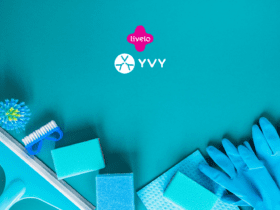 Itens de limpeza, incluindo luvas, esponjas e escova, estão dispostos sobre uma superfície azul. As logos da "Livelo" e "YVY" estão posicionadas no centro da imagem, contrastando com o fundo.
