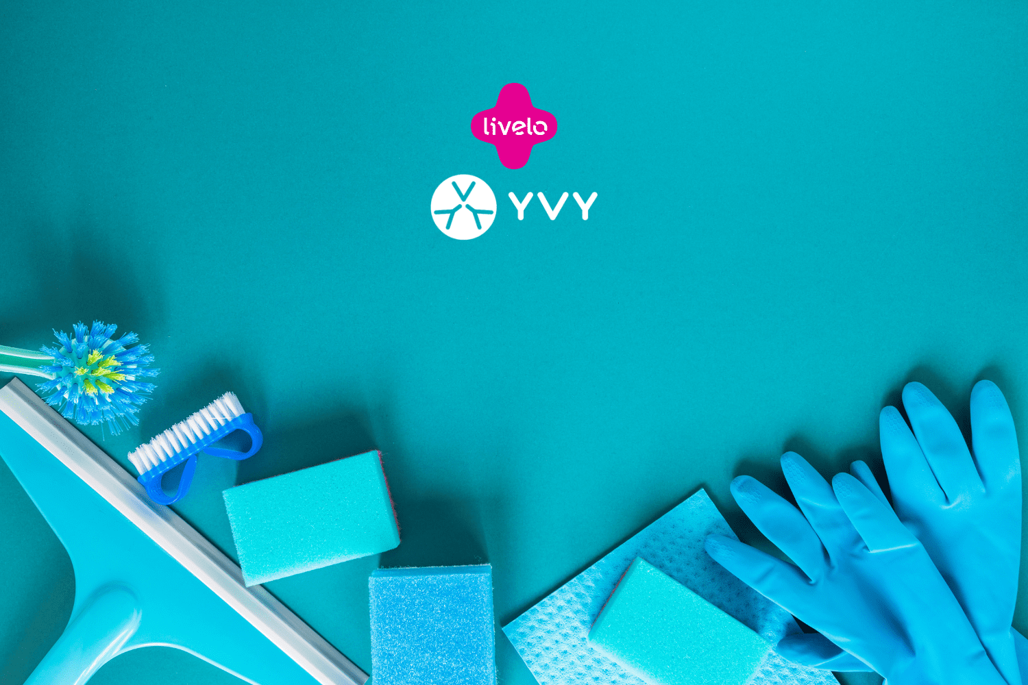 Itens de limpeza, incluindo luvas, esponjas e escova, estão dispostos sobre uma superfície azul. As logos da "Livelo" e "YVY" estão posicionadas no centro da imagem, contrastando com o fundo.