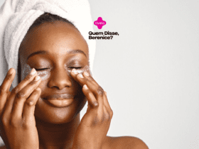 Mulher negra com uma toalha na cabeça, sorrindo e aplicando adesivos para olhos em um momento de cuidado com a pele. Acima, estão os logos da Livelo e da "Quem Disse, Berenice?".