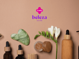 Uma composição de produtos de beleza e cuidados pessoais está disposta sobre uma superfície bege. Entre os itens, há frascos de vidro e madeira, um rolo de jade, uma ferramenta de massagem facial em formato de coração e uma flor branca. No centro da imagem, acima, estão as logos da Livelo e Beleza na Web.