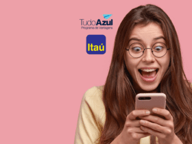 **Texto alternativo:** Imagem de uma jovem mulher de cabelos longos e óculos redondos, com expressão de surpresa e alegria enquanto olha para o celular. Ao fundo, uma parede rosa. Acima da imagem, estão as logos do programa de vantagens TudoAzul e do banco Itaú.