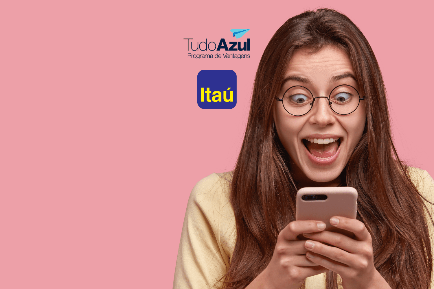 **Texto alternativo:** Imagem de uma jovem mulher de cabelos longos e óculos redondos, com expressão de surpresa e alegria enquanto olha para o celular. Ao fundo, uma parede rosa. Acima da imagem, estão as logos do programa de vantagens TudoAzul e do banco Itaú.
