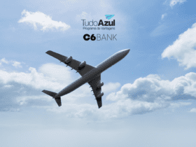 **Texto alternativo:** Imagem de um avião voando em um céu azul com algumas nuvens brancas. Acima do avião, estão as logos do TudoAzul e C6 Bank.