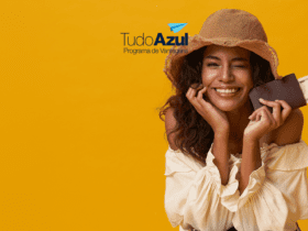 Mulher sorridente com chapéu segurando uma carteira com passagens aéreas, piscando para a câmera. Logotipo do TudoAzul está acima.