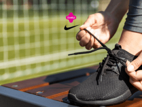 Pessoa amarrando o cadarço de um tênis preto da Nike, em um ambiente de campo de futebol. Acima do tênis, estão os logos da Livelo e da Nike, sugerindo uma parceria voltada para o esporte e estilo de vida ativo.