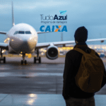 Pessoa de mochila olhando para um avião em um aeroporto ao anoitecer. Logotipos do programa de vantagens TudoAzul e da Caixa Econômica Federal estão acima do avião.