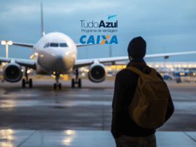 Pessoa de mochila olhando para um avião em um aeroporto ao anoitecer. Logotipos do programa de vantagens TudoAzul e da Caixa Econômica Federal estão acima do avião.