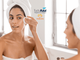 Mulher em um ambiente de banheiro aplicando um produto na pele com algodão, enquanto usa toalha na cabeça. Ao lado, os logotipos do programa de vantagens TudoAzul e da marca Natura.