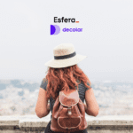Pessoa de costas usando chapéu de palha e mochila marrom, observando uma cidade de um ponto elevado. Na parte superior da imagem, os logotipos da Esfera e Decolar.