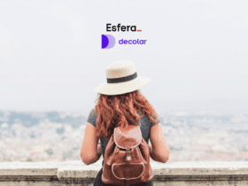 Pessoa de costas usando chapéu de palha e mochila marrom, observando uma cidade de um ponto elevado. Na parte superior da imagem, os logotipos da Esfera e Decolar.