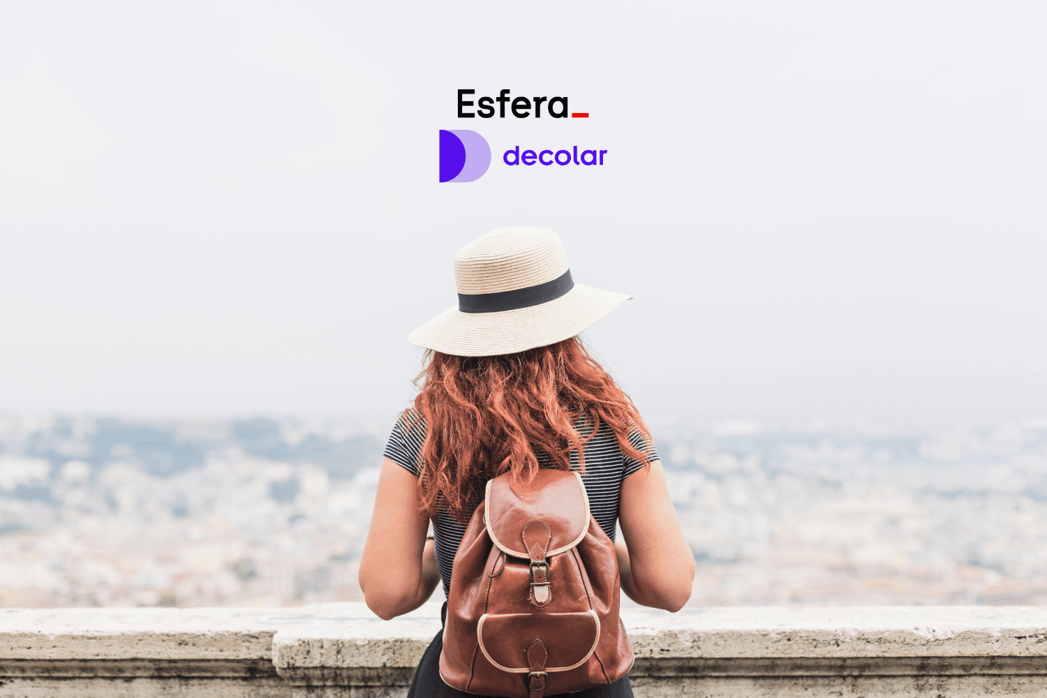 Pessoa de costas usando chapéu de palha e mochila marrom, observando uma cidade de um ponto elevado. Na parte superior da imagem, os logotipos da Esfera e Decolar.