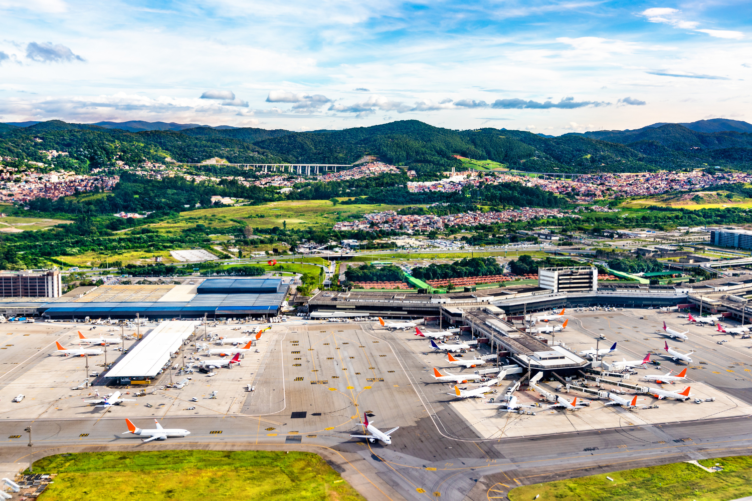 Maior aeroporto do Brasil - imagem: Leonid Andronov