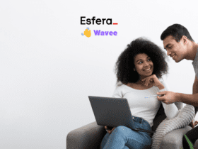 Uma mulher está sentada no sofá, segurando um laptop no colo, enquanto sorri para um homem ao seu lado, que aponta para a tela com uma caneta. No topo da imagem estão as logos da Esfera e da Wavee.