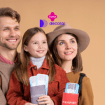 Uma família de três pessoas, composta por um homem, uma mulher e uma menina, está segurando passaportes e bilhetes de embarque. Eles sorriem, com expressões felizes e animadas. No topo da imagem, estão as logos da Livelo e da Decolar.