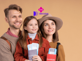 Uma família de três pessoas, composta por um homem, uma mulher e uma menina, está segurando passaportes e bilhetes de embarque. Eles sorriem, com expressões felizes e animadas. No topo da imagem, estão as logos da Livelo e da Decolar.