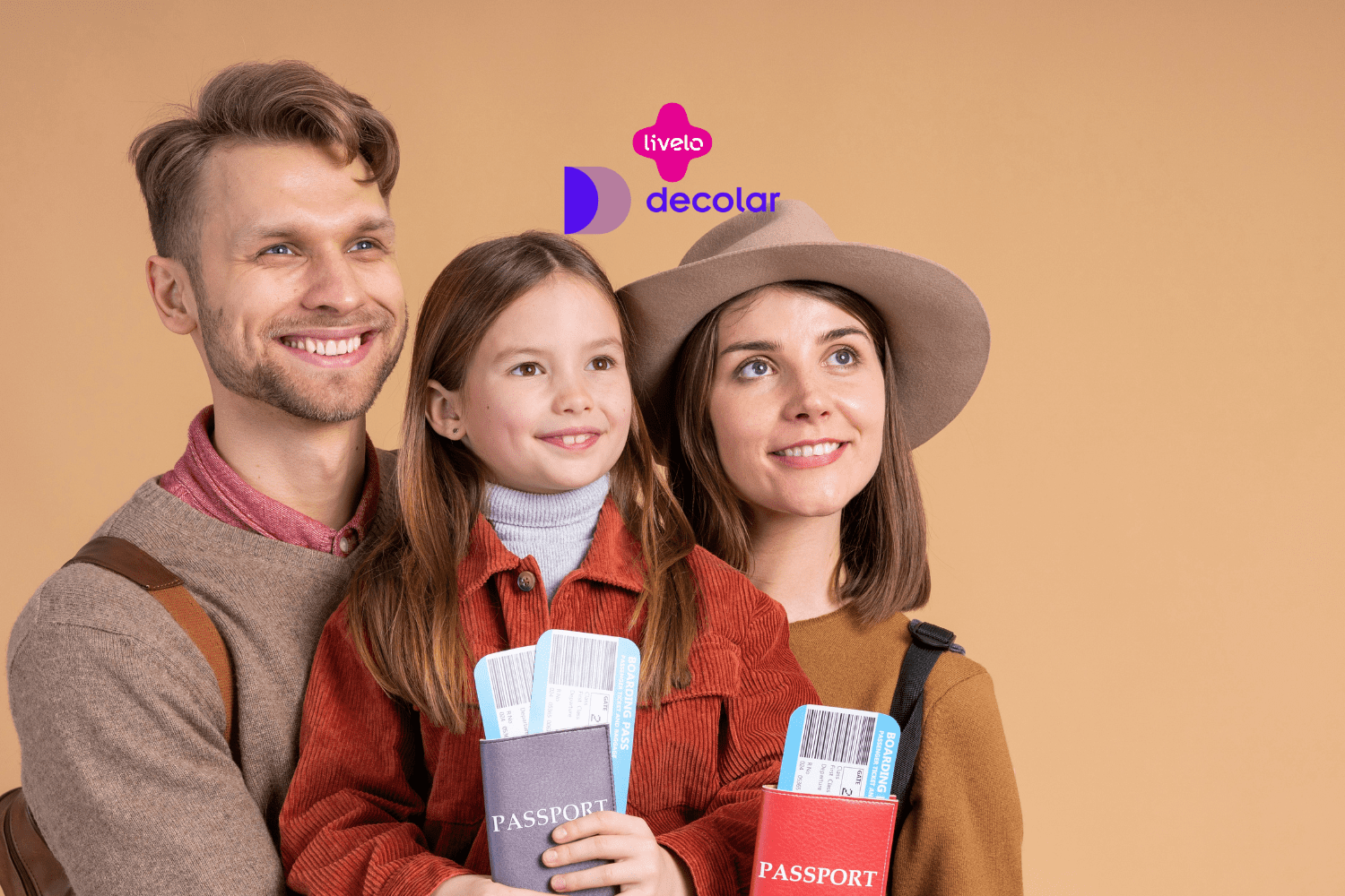 Uma família de três pessoas, composta por um homem, uma mulher e uma menina, está segurando passaportes e bilhetes de embarque. Eles sorriem, com expressões felizes e animadas. No topo da imagem, estão as logos da Livelo e da Decolar.